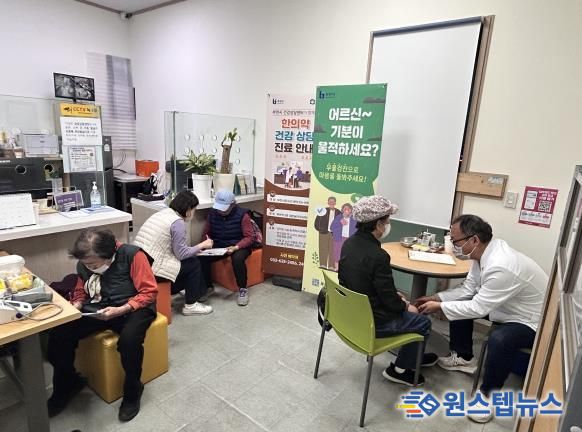 어르신들이 건강상담을 받고 있다.