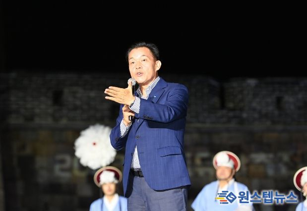 지난 23일 ‘세계유산축전 수원화성’ 개막식에서 이재준 수원특례시장이 인사말을 하고 있다.