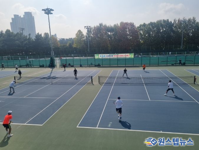 제24회 수원화성배 전국 동호인 테니스 대회에서 참가자들이 경기를 펼치고 있다