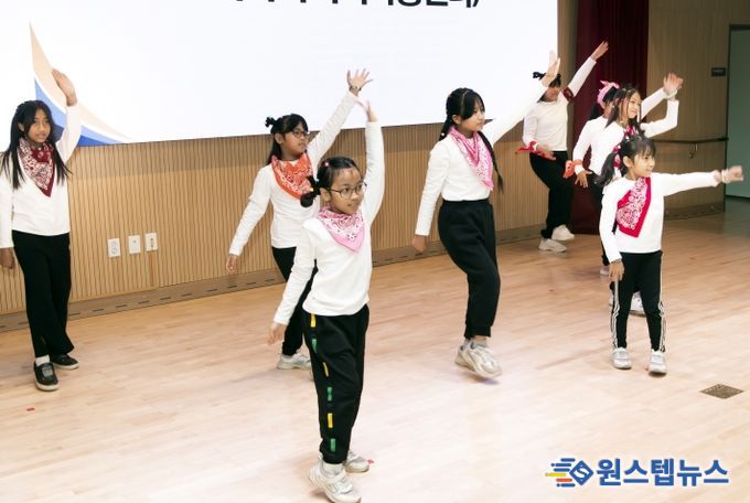 지난해 12월 개최된 ‘2023 김포시 이주배경청소년 지원사업보고회’ 공연 사진.