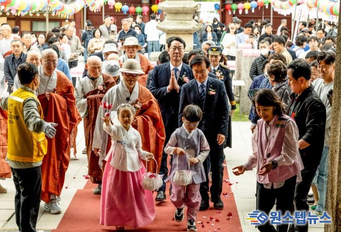 정명근 화성특례시장이 6일 용주사에서 봉축법요식에 참석하고 있다