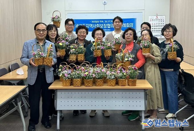 평택시 세교동 지역사회보장협의체, 사랑을 전하는 가정의 달 꽃 배달 안부 확인