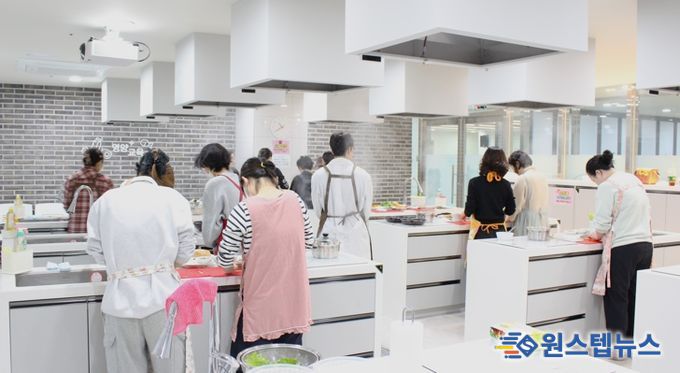 광명시 소하건강생활지원센터에서 영양교육 프로그램이 진행 중인 모습