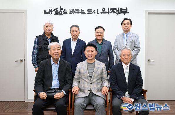 김동근 시장이 5월 23일 의정부시-시바타시 한일우호협회 관계자들과 간담회를 진행한 뒤 함께 기념사진을 찍고 있다.