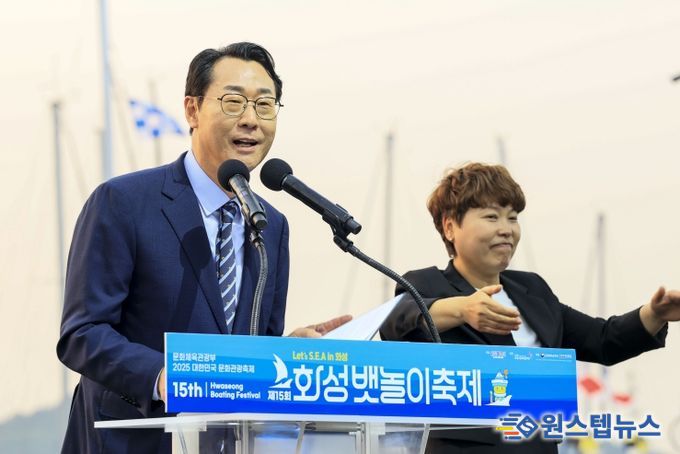 정명근 화성특례시장이 30일 화성뱃놀이축제에서 환영사를 말하고 있다