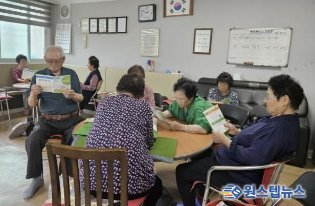 경로당 어르신들에게 폭염 예방 수칙을 안내하고 있다