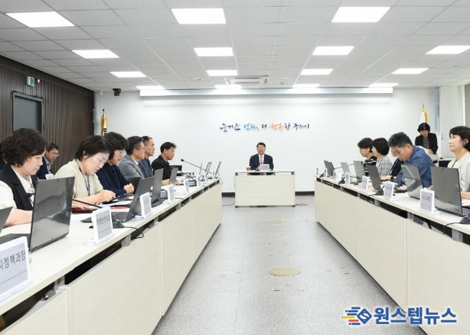 백경현 구리시장 주재로 2025년 지역경제 활성화 종합대책 보고회를 개최하고 있다.