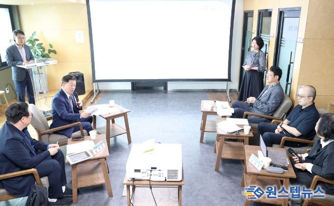 박승원 광명시장이 14일 철산동 이동노동자 쉼터에서 ‘2026년 광명시 생활임금의 적정 수준과 노동정책 방향’을 주제로 한 토론회에 참석해 발언하고 있다.