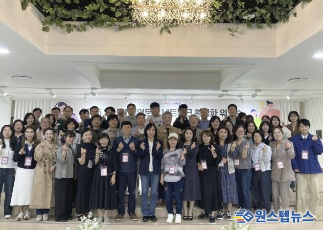 이선희 문화체육관광국장(맨 앞줄 왼쪽 여덟번째)이 안산시 지역문화 네트워크 활성화 워크숍 참석자들과 함께 기념촬영을 하고 있다.