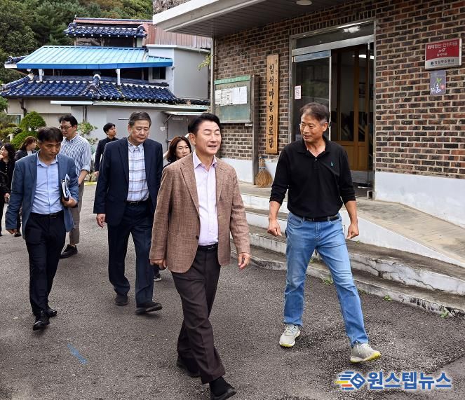 김동근 시장이 10월 16일 가능동 일원 입석마을 정주환경 개선 3주년을 맞아, 주민들과 함께 마을의 달라진 모습을 점검했다.