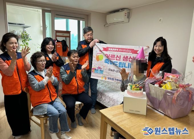 수원시 영통구 망포2동 지역사회보장협의체, 온정을 나누는 홀몸 어르신 생신 축하