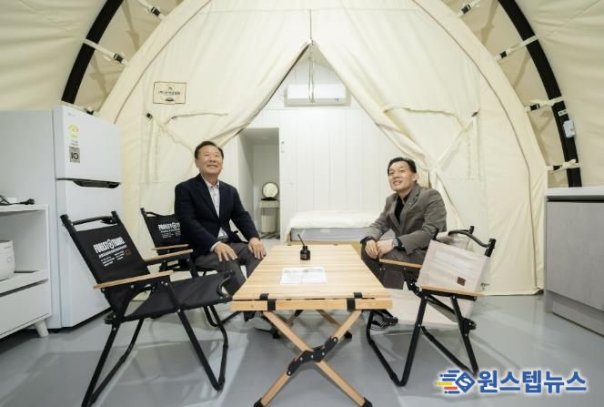 이재준 수원시장(오른쪽)과 박현국 봉화군수가 글램핑 시설을 살펴보고 있다.