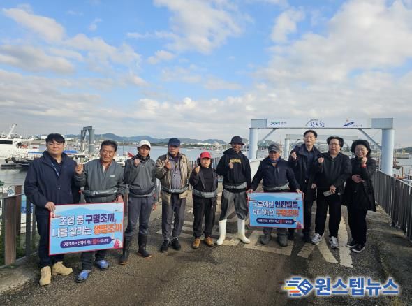 안산시와 경기도, 수협 등 관계기관 관계자들이 구명조끼 착용 홍보를 진행하고 기념촬영을 하고 있다