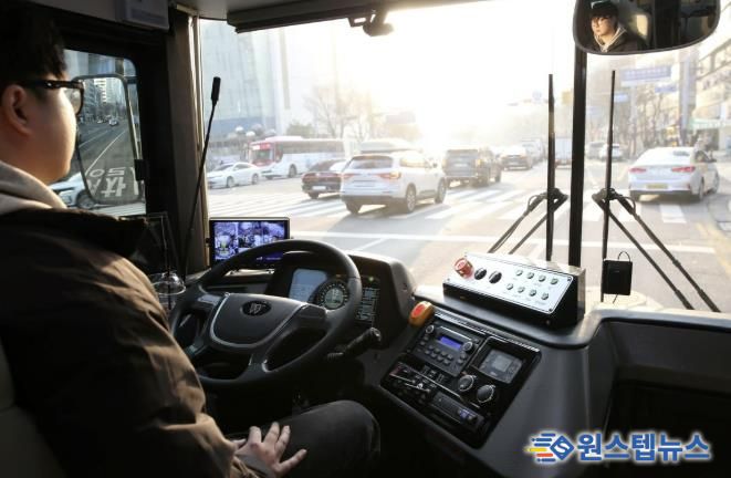 안양시 주야로의 관리자가 핸들에서 손을 떼고 운전석에 앉아 자율주행을 제어하고 있다