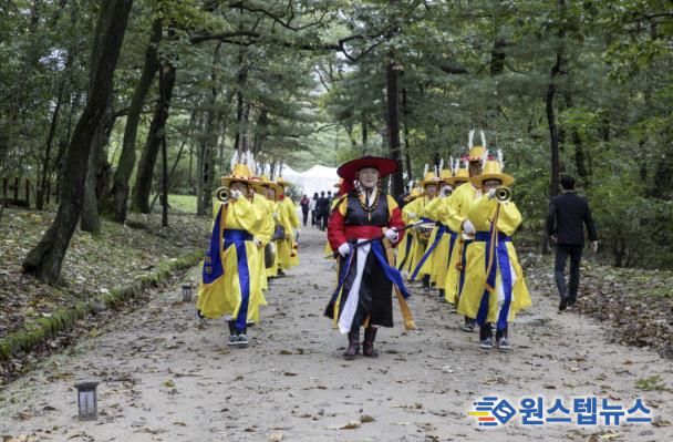 2025 동구릉 힐링 예술제’의 시작을 알리는 건원취타대의 개막 행진 모습(사진=구리문화원)