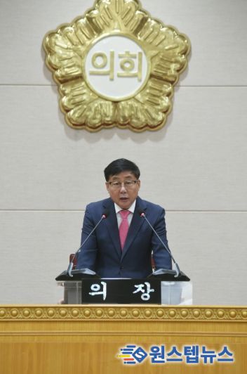 윤창철 의장이 제381회 임시회 제5차 본회의를 주재하고 있다.