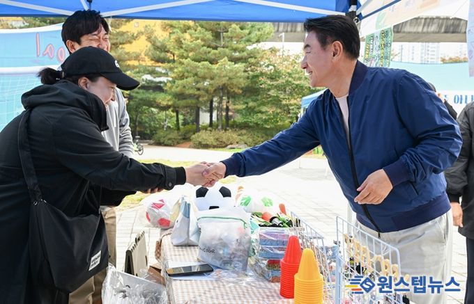 김동근 시장이 10월 26일 의정부2동 주민자치회의 ‘친환경 아나바다 장터’에 참석해 주민들과 소통하고 있다.
