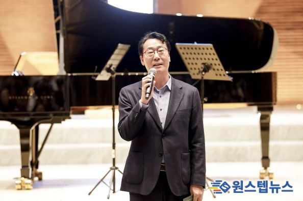 정명근 화성특례시장이 제11회 남양성모성지 평화음악회 개최 축사를 전하고 있다.