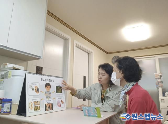 방문간호사가 개별 가정에 직접 방문하여 건강상담 및 개인별 보건교육을 하고 있다