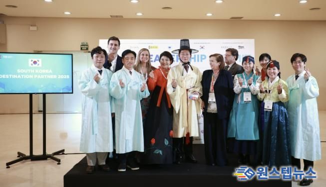 22일 세비야 피베스에서 이상일 시장과 시 대표단이 한복을 입고 기념사진을 촬영하고 있다