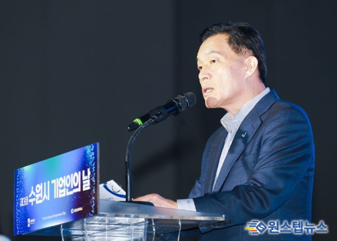 이재준 수원시장이 환영사를 하고 있다.