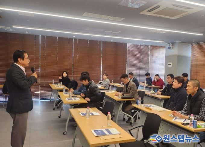 28일 하남시벤처센터 3층에서 개최된 「2025 중소기업 수출·무역 설명회」에서 이현재 하남시장이 인사말씀을 전하고 있다.