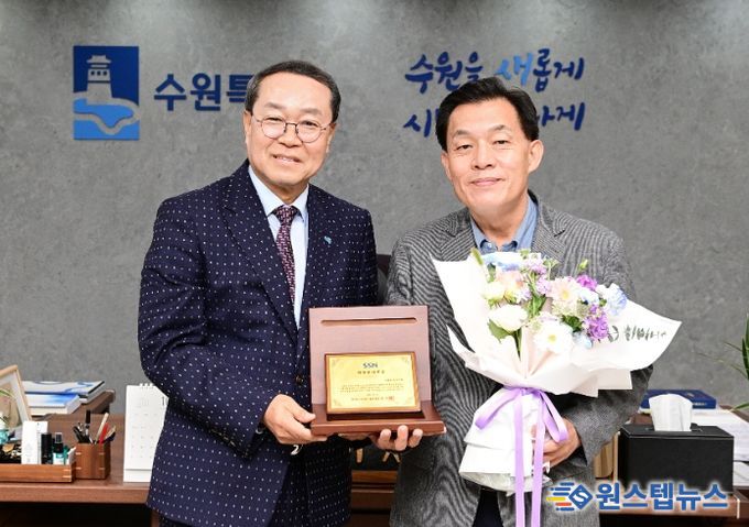 이재준 수원시장(오른쪽), 경기도사회복지협의회 강기태 회장이 함께하고 있다.