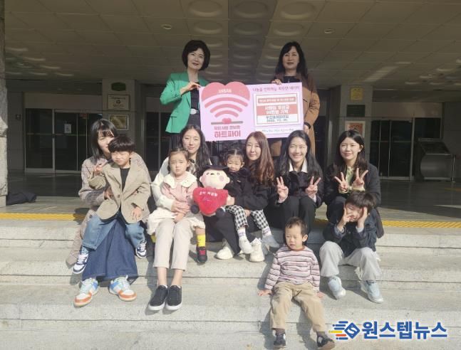 이경숙 복지정책과장(맨 뒷줄 오른쪽)이 김영숙 푸르미어린이집 원장으로부터 프리마켓 수익금을 기탁받고 기념촬영을 하고 있다.