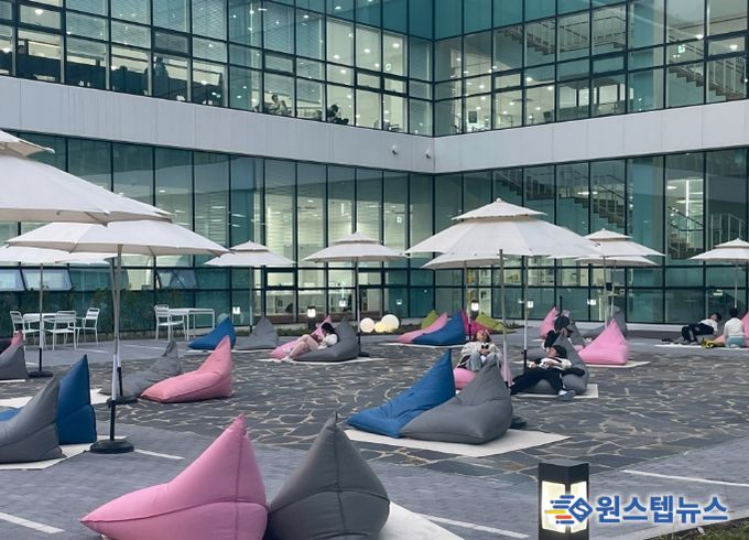 모담도서관 야외 독서공간