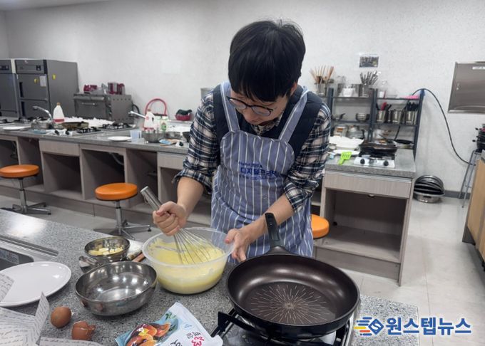 “팬케이크” 요리 실습을 진행중인 모습