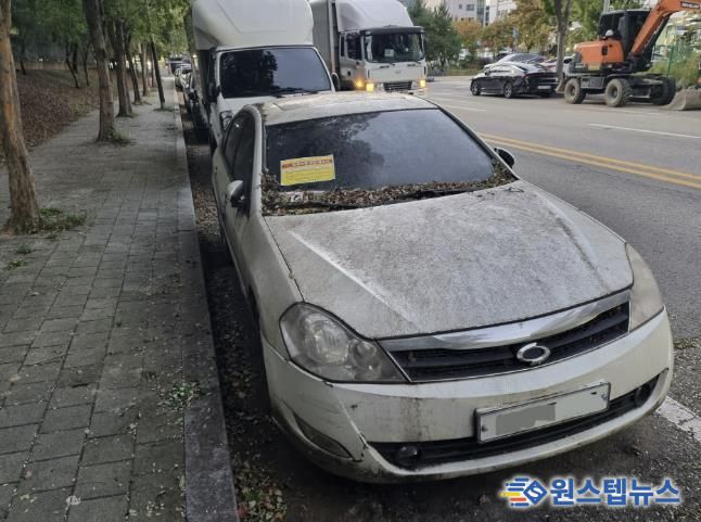 도로에 무단으로 방치된 차량