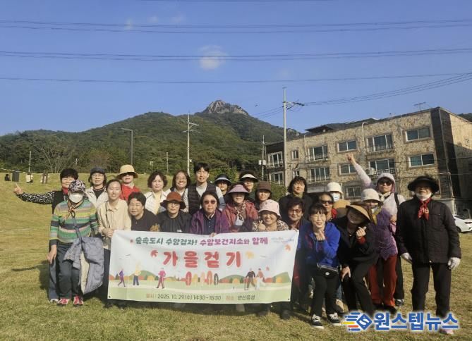 상록수보건소 수암보건지소에서 안산동 주민을 대상으로 올바른 걷기 교육과 걷기 체험을 진행하고 있다.