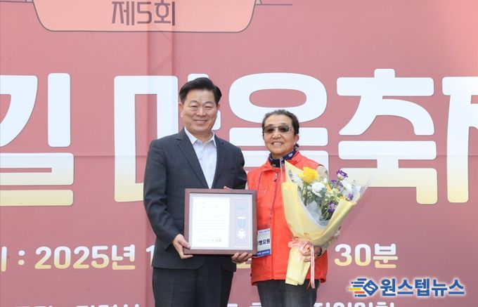 박승원 광명시장이 지난 1일 ‘하담길’(하안주공 9단지·10단지 사이길)에서 열린 ‘제5회 하담길 마을축제’에 참석해 하안4동 주민자치회 위원에게 시장표창을 수여하고 기념사진을 촬영하고 있다.