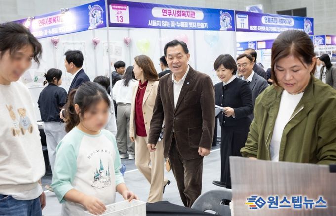 이재준 수원시장이 평생학습축제 행사장을 둘러보고 있다.