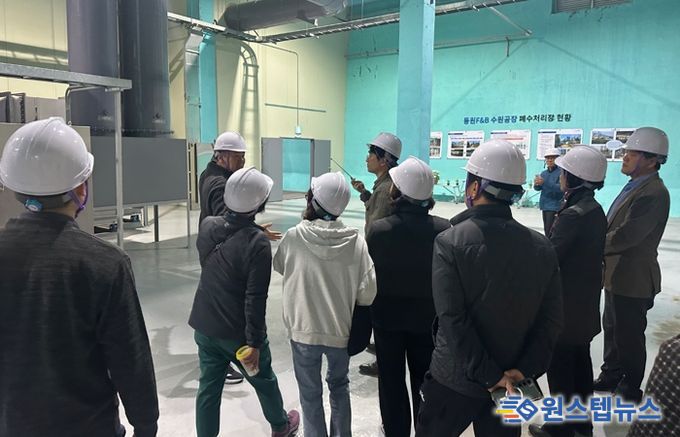 동원F&B 폐수처리장 인근에 거주하는 주민들이 악취 개선 공사 현황을 확인하고 있다.