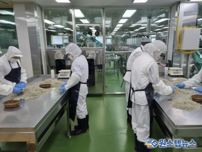 수산물 공급업체에서 학교급식 공급 예정인 식자재를 확인하고 있다.