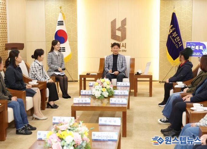 조용익 부천시장이 한 참여자의 질문에 답변하고 있다.