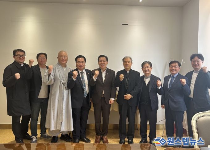이재준 수원특례시장(사진 가운데)이 ‘개신교, 천주교, 불교, 원불교 4대 종단 간담회’ 참석자들이 함께 하고 있다