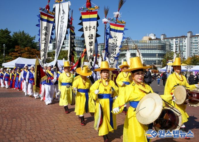 고양문화원 취타대의 힘찬 연주에 맞춰 31개 시군이 입장하고 있다.