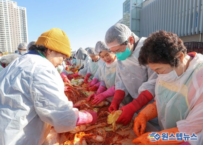 3일 '세리박with용인'에서 열린 ‘2025 용인 온(溫)나눔 김장 페스티벌’ 에서 이상일 시장이 자원봉사자들과 함께 김치를 담그고 있다.