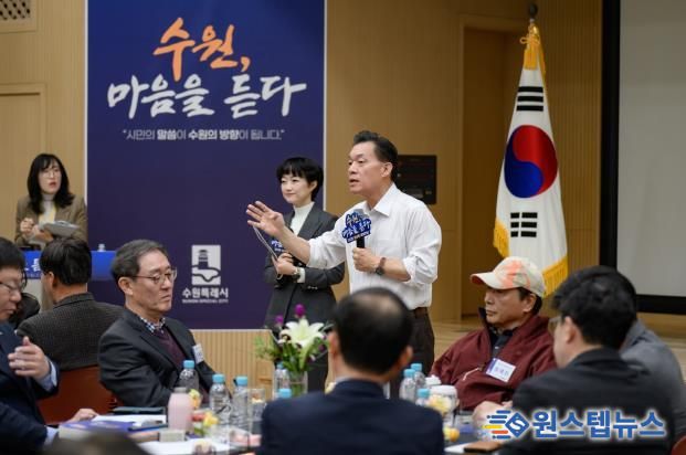 이재준 시장이 행궁동 새빛만남에서 이야기를 하고 있다.