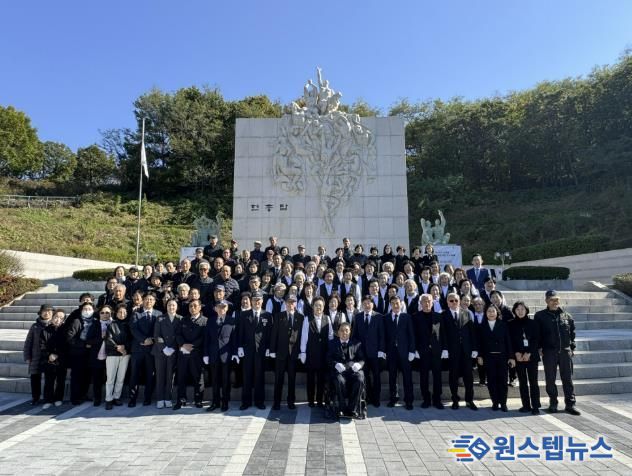 추모제에 참석한 부천시 보훈단체장이 기념 촬영을 하고 있다.
