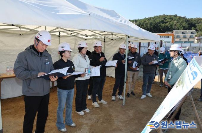 보성군 율포해양복합센터 공사 진행 사항을 점검하고 있다.