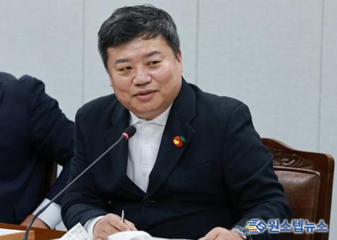 정영균 의원 의회운영위원회에서 질의 모습