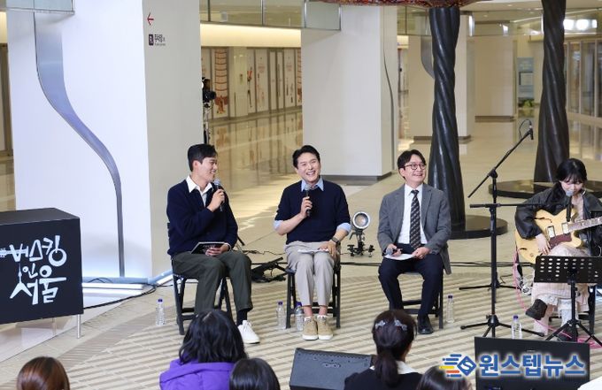 김길영 위원장과 이상욱 부위원장이 시민들과 생생하고 즐거운 소통을 하고 있다