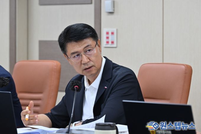 상임위원회 회의에서 발언하는 이봉준 의원