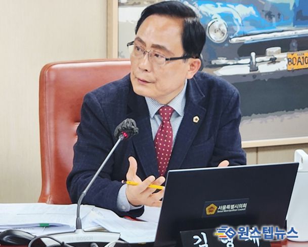 김형재 시의원이 11월 4일 서울시의회 행정감사에서 홍보기획관에게 질의를 하고 있다.