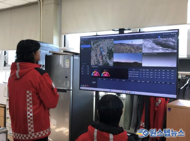 광명시 산불방지대책본부에서 실시간으로 송출되는 산불 감시 영상과 AI 복합진단 알고리즘 기술로 분석한 결과를 모니터링하고 있다.