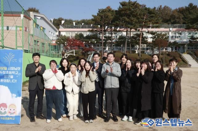 이상일 용인특례시장이 처인구 원삼면 두창초등학교에서 학교환경 개선을 위한 간담회를 열었다.