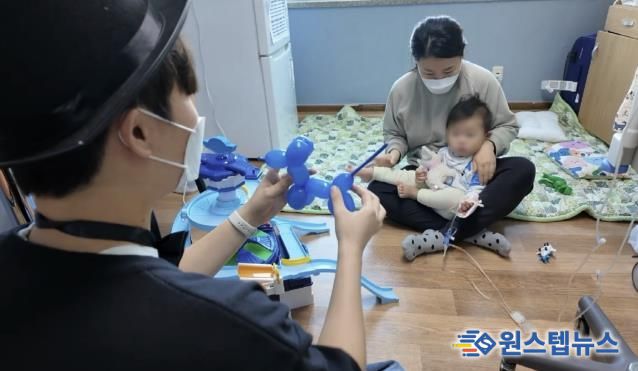 마술동아리 마피아가 소아병원 어린이를 대상으로 마술쇼를 펼치고 있다.